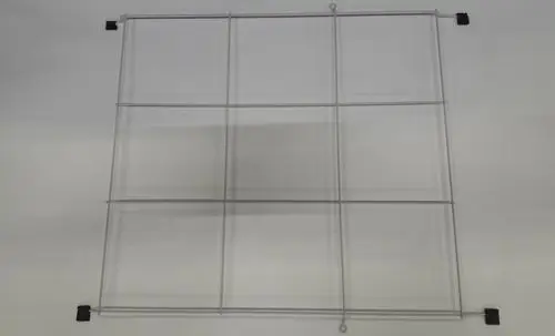 Schutzgitter aus transparentem Material mit quadratischer Struktur und Eckbefestigungen, verwendet in Produkten der Marke Remeha.